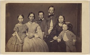 [Ritratto di famiglia di gruppo, due donne e quattro bambini]. da Unknown artist