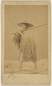 [Uomo giapponese con mantello e cappello di paglia per la pioggia, porta un lungo palo] da Unknown artist