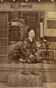 [Donna giapponese inginocchiata]