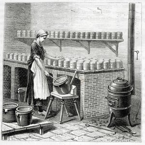 Produzione di formaggio camembert (la cagliata viene versata negli stampi) - in 