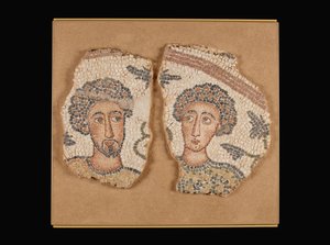 Pannello a mosaico con due busti maschili