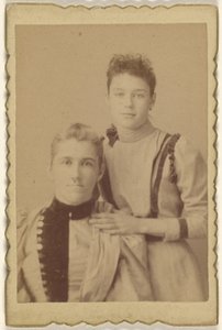 [Madre seduta, figlia in piedi]