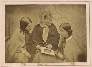 [Mrs. Stanley Percival e figlie] da Unknown artist