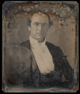 [Ritratto di un uomo seduto che indossa occhiali ovali con montatura a filo]. da Unknown artist