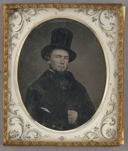 [Ritratto di uomo seduto con baffi e cappello a cilindro]. da Unknown artist