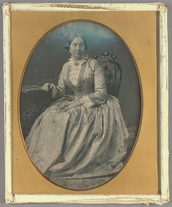 [Ritratto di donna seduta in abito lungo e fluente]. da Unknown artist