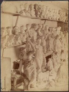 [Sala piena di busti e statue]