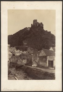 [Rovine del castello che domina la città]