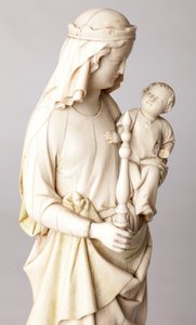 Statua. Madonna con Bambino. Dono di Mons. Cantineau, decano del capitolo della cattedrale. Avorio. XIII secolo. Dettaglio, busto. da Unknown artist