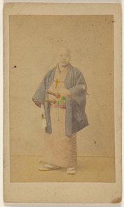 Il medico giapponese, in costume da esterno.