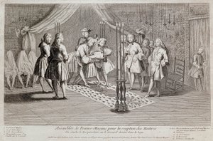 I primi e i secondi supervisori posano il destinatario sulla bara disegnata nella loggia. Il Gran Maestro sta dietro di loro con un martello. I tre uomini coperti da un lenzuolo sono destinatari che non hanno ancora ricevuto l