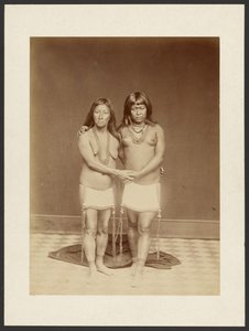 [Due donne si tengono per mano] da Unknown artist