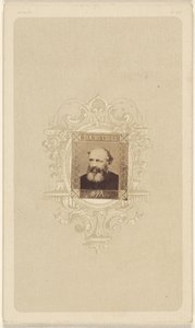 [Uomo calvo non identificato con barba folta e brizzolata] da Unknown artist