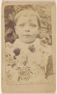 [Bambina non identificata che indossa un vestito a fiori] da Unknown artist