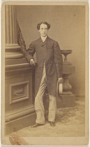 [Uomo non identificato che indossa guanti e tiene un cappello di paglia nella mano sinistra, in piedi]. da Unknown artist