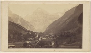 [Veduta di una valle non identificata con una montagna al centro dello sfondo]. da Unknown artist