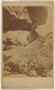 [Veduta non identificata di grandi rocce]