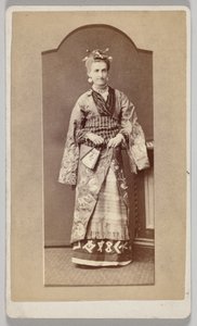 Senza titolo (donna bianca in kimono giapponese con ventaglio)