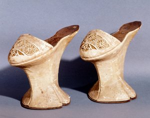 Moda veneziana: scarpe da donna con piattaforma. XVIII secolo da Unknown artist