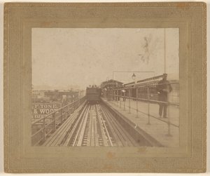 [Vista di un treno in partenza dalla stazione] da Unknown artist