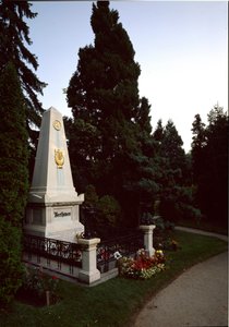 Vista della tomba del compositore tedesco Ludwig van Beethoven (1770 - 1827) al cimitero centrale di Vienna (Zentralfriedhof), Austria da Unknown artist