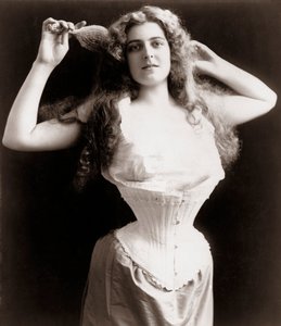 Donna che indossa un corsetto da Unknown artist