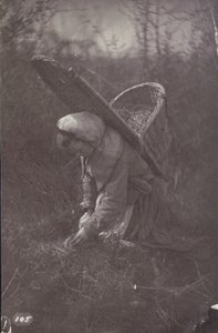 [Donna con cesto sulla schiena] da Unknown artist