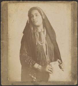 [Giovane donna con velo] da Unknown artist