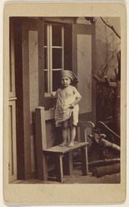 Genrebilder nach der Natur. Landliche Unschuld. [Bambina non identificata con sciarpa in testa, in piedi su una sedia]. da Unknown artist/maker