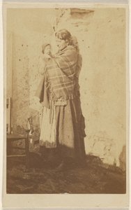 [Donna non identificata che indossa uno scialle e tiene in braccio un bambino]. da Unknown artist/maker
