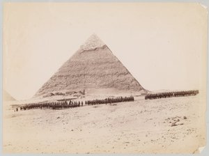 19° Ussari formati davanti a una piramide a Giza, Egitto, circa 1882 da Unknown