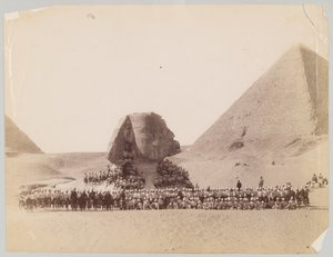 42° Highlanders davanti alla Sfinge a Giza, Egitto da Unknown photographer