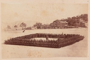 4° Reggimento Gurkha (Fucilieri) formato in quadrato da Unknown photographer