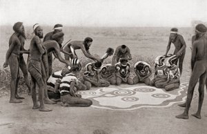 Una cerimonia totemica della Tribù Warramunga, Australia da Unknown photographer