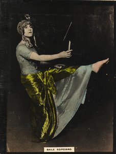 Una giovane donna in costumi orientali che esegue una danza egiziana da Unknown photographer