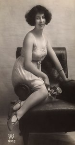 Una giovane donna che posa in sottoveste, seduta in una poltrona da Unknown photographer
