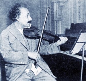 Albert Einstein che suona il violino (foto b/n)