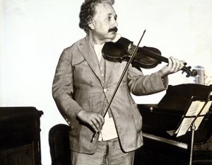 Albert Einstein che suona il violino, c.1932 (foto in bianco e nero) da Unknown photographer