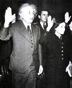 Albert Einstein con la sua figliastra Margot che presta giuramento di cittadinanza statunitense, New Jersey da Unknown photographer