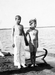 Aleksej lo zarevic mentre gioca sulla spiaggia a Livadija in Crimea da Unknown photographer