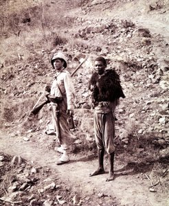 Un soldato italiano e un prigioniero abissino sulla strada per Ghinda. da Unknown photographer