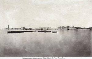 Barche in mezzo al mare con parte della città di Alessandria sullo sfondo, in Egitto da Unknown photographer