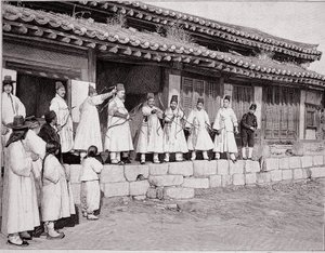 Arcieri nel vecchio palazzo di Seoul, Corea, fine XIX secolo da Unknown photographer