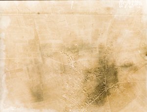 Fotografie di ricognizione aerea britannica che registrano le posizioni delle trincee sul Fronte Occidentale durante la Prima Guerra Mondiale da Unknown photographer