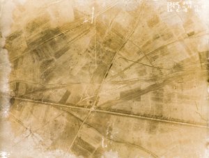 Fotografie di ricognizione aerea britannica che registrano le posizioni delle trincee sul Fronte Occidentale durante la Prima Guerra Mondiale da Unknown photographer