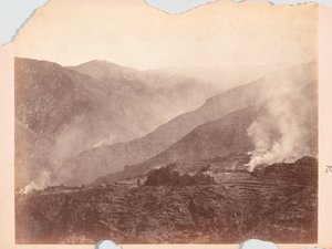 Villaggio in fiamme, spedizione del Black Mountain da Unknown photographer