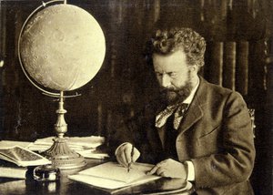 Camille Flammarion al suo tavolo di lavoro da Unknown photographer