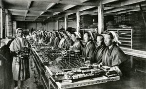 Inscatolamento di sardine, industria delle sardine, Finistère, Bretagna (foto b/n)