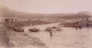 Canone che attraversa un fiume durante la guerra boera