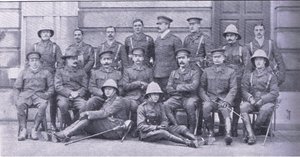 Col Owen, Maggiore Boole-Smith e gli altri ufficiali delle Dragoon Guards, da After Pretoria: The Guerilla War pubblicato da Harmsworth Bros Limited